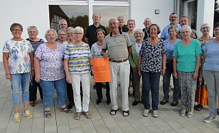 Bereitet gut gelaunt das gro&szlig;e Konzert zum 75-j&auml;hrigen Jubil&auml;um vor: der Kirchenchor der Hohenhauser Pauluskirche. Chorleiter Rainer Begemann (Achter von links) trainiert sein Ensemble unter anderem f&uuml;r das aktuelle Thema "Verleih uns Frieden gn&auml;diglich", eine Kantate von Felix Mendelssohn-Bartholdy. Hans L&uuml;king (Mitte), seit 45 Jahren dabei, zeigt das Plakat zum Jubil&auml;umskonzert, assistiert von der Vorsitzenden Barbara Jung (Dritte von links) und ihrer Stellvertreterin Elsbeth Jung (links). - Hajo G&auml;rtner