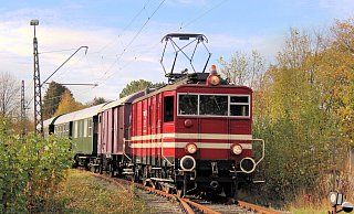 Gin aus Humfeld wird am Samstag, 13. April, bei einer Fahrt des Extertaler Museumszugs mit der Elektrolok E22 verkostet. - Michael Rehfeld Gin aus Humfeld wird am Samstag, 13. April, bei einer Fahrt des Extertaler Museumszugs mit der Elektrolok E22 verkostet. - Michael Rehfeld