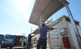 Zwei Mitarbeiter der Firma Streich montieren ein neues Vordach an der Erdgas-Tankstelle. Auch wenn diese wegen eines fehlenden Ersatzteils vorübergehend außer Betrieb ist, investieren die Stadtwerke Lemgo am Liemer Weg. - Jens Rademacher