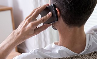 Ein Hiddeser hat eine Betrügerin am Telefon durchschaut. Die Polizei rät Betroffenen, sich nicht auf Gespräche einzulassen. - Christin Klose/dpa