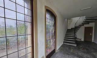 Von außen sieht man die Mängel am Gebäude nicht, aber steht man im Vorraum der Friedhofskapelle in Billinghausen, sind die Feuchtigkeitsschäden offenkundig. - Astrid Sewing