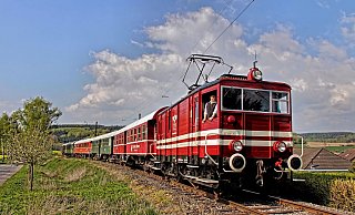 Die historische Museumseisenbahn mit der Elektrolok E 22 auf Fahrt. Am Pfingstsonntag rollt der Köln-Express. - Michael Rehfeld