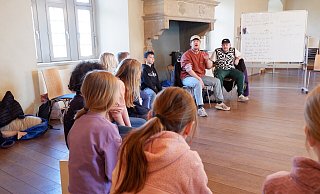 Leonard Ottolien gibt den Kindern den Takt vor. Gemeinsam mit Bruder Jonas hat er den dreitägigen Songwriting Workshop auf der Burg Sternberg geleitet. Am letzten Tag stoßen auch die Kinder der Musikfreizeit zum gemeinsamen Musizieren hinzu. - Lorraine Brinkmann Leonard Ottolien gibt den Kindern den Takt vor. Gemeinsam mit Bruder Jonas hat er den dreitägigen Songwriting Workshop auf der Burg Sternberg geleitet. Am letzten Tag stoßen auch die Kinder der Musikfreizeit zum gemeinsamen Musizieren hinzu. - Lorraine Brinkmann
