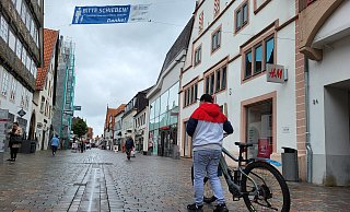 Ab 11 Uhr ist in der Lemgoer Fußgängerzone das Schieben des Fahrradas angesagt. Darauf weisen auch die neuen Banner über der Einkaufsstraße hin. - Freya Köhring