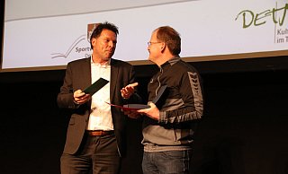 Eine besondere Ehrung wurde Stephan Kästner (rechts) zuteil: Bürgermeister Frank Hilker überreichte ihm die Sportmedaille der Stadt Detmold. - Stadt Detmold Eine besondere Ehrung wurde Stephan Kästner (rechts) zuteil: Bürgermeister Frank Hilker überreichte ihm die Sportmedaille der Stadt Detmold. - Stadt Detmold