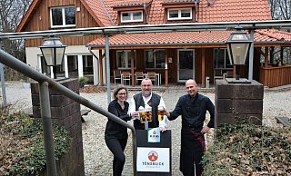 Serviceleiterin Simone Mohrenstecher, der neue Betreiber Robin Grote und Koch Boris Niemann (v. l.) stoßen auf das Gelingen des Neustarts im Berggasthof "Tönsblick" an. - Karin Prignitz