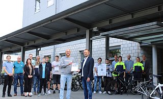 Freuen sich über das Zertifikat "Fahrradfreundliche Schule": (von links) Nils Kümmel (Bundesfreiwilligendienstler beim Kreis Lippe und Organisator des Projekts), Gerhard Reineke (Radverkehrsbeauftragter der Stadt Lemgo), Manuela Kupsch (Leiterin des Eigenbetriebs Schulen des Kreises Lippe), Jannis Teubner (Schüler), Bastian Kochsiek (Lehrer), Timo Vornberger, Tjorven Klein, Paul Mertinat (alle drei Schüler), Dennis Hetmann (Mobilitätsmanager des Kreises Lippe), Bernd Hendig (Schulleiter), Jamaal Tariq, Karl Dengel (beide Schüler), Thorsten Niemeier (Lehrer), Heijenga Kerstin (Polizei), Christian Bange (stellvertretender Radverkehrsbeauftragter des Kreises Lippe), Tanja Menze (Polizei) und Thorsten Quest (stellvertrender Schulleiter). - Chiara Wibbeke