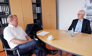 Mario Hecker erklärt LZ-Leser Wolfgang Weibezahl, wie sein Alltag normalerweise aussieht. - Lorraine Brinkmann