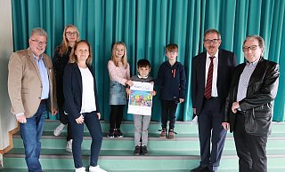 Den Kalender präsentieren Gerhard Schemmel (von links), die Lehrerinnen Christina Born und Diana Fleer mit den Schülern Lina, Yusuf und Logan sowie Thomas Michel und Manfred Kaulen von der Bürgerstiftung. Foto: Knut Dinter - Knut Dinter