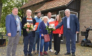 Die Jubilare Friedrich Rinsche (Zweiter von links) und Jutta Streffing (Vierte von links) feierten zusammen mit Thorsten Klatt van Eupen (Stadtverbandsvorsitzender), Gottfried Eichhorn, Alexander Baer (MdL), Katrin Freiberger (SPD-Kreisvorsitzende) und Michael Reuter (Ortsvereinsvorsitzender) das 120jährige Bestehen des SPD Ortsvereins Blomberg. - Rüdiger Haase Die Jubilare Friedrich Rinsche (Zweiter von links) und Jutta Streffing (Vierte von links) feierten zusammen mit Thorsten Klatt van Eupen (Stadtverbandsvorsitzender), Gottfried Eichhorn, Alexander Baer (MdL), Katrin Freiberger (SPD-Kreisvorsitzende) und Michael Reuter (Ortsvereinsvorsitzender) das 120jährige Bestehen des SPD Ortsvereins Blomberg. - Rüdiger Haase