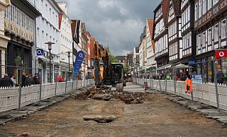 Im Baufeld zwischen Marktplatz und Exterstraße sind gleich mehrere Bagger im Einsatz. Die Fußgänger werden rechts und links daran vorbeigeleitet. - Jana Beckmann Im Baufeld zwischen Marktplatz und Exterstraße sind gleich mehrere Bagger im Einsatz. Die Fußgänger werden rechts und links daran vorbeigeleitet. - Jana Beckmann