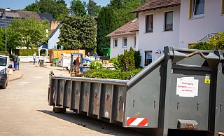 Kurz nach dem Unwetter hat die Stadt Detmold für die betroffenen Klüter Mulden bereitgestellt, in denen sie den zum Teil kontaminierten Schlamm entsorgen konnten. - Raphael Bartling