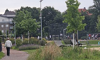 Montagabend gegen 20 Uhr ist im Bürgerpark einiges los. Die Sportplätze sind belegt, es wird gespielt, der Lärmpegel ist normal. - Astrid Sewing Montagabend gegen 20 Uhr ist im Bürgerpark einiges los. Die Sportplätze sind belegt, es wird gespielt, der Lärmpegel ist normal. - Astrid Sewing