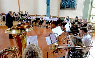 Von "Fluch der Karibik" bis zu "Hippos Waltz" reichte das Spektrum der Stücke, aus denen der CVJM-Posaunenchor ein unterhaltsame Konzert machte. - CVJM Pivitsheide