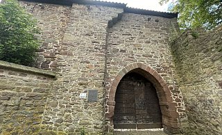 Das hölzerne Tor zum Innenhof der Blomberger Burg bleibt weiter geschlossen. - Silke Buhrmester