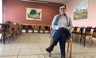 Katrin Klei sitzt im Dorfgemeinschaftshaus in Biemsen-Ahmsen. Foto: Sven Kienscherf - Sven Kienscherf