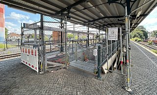 Am Bahnhof Detmold gehört die Baustelle zum Bild - dort wird die Treppe saniert. - Alexandra Schaller