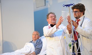 Der "Kranke" schaut skeptisch, was ihm die Ärzte da verabreichen. - Nicole Ellerbrake Der "Kranke" schaut skeptisch, was ihm die Ärzte da verabreichen. - Nicole Ellerbrake