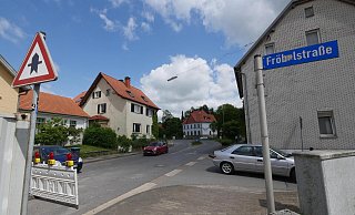 Schon beim Bau des Kreisverkehrs an der Kreuzung Mittelstraße/Kampstraße wählten Ortskunde den Weg durch Fröbelstraße und Grüne Straße anstelle der offiziellen Umleitung. Das ist nun bei der Sperrung der Leopoldstaler Straße genauso. - Jost Wolf Schon beim Bau des Kreisverkehrs an der Kreuzung Mittelstraße/Kampstraße wählten Ortskunde den Weg durch Fröbelstraße und Grüne Straße anstelle der offiziellen Umleitung. Das ist nun bei der Sperrung der Leopoldstaler Straße genauso. - Jost Wolf