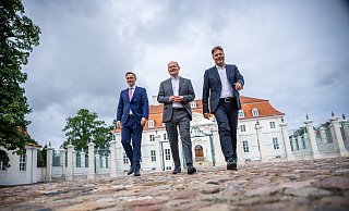 Sollte Christian Lindner (links) mit der FDP sich aus dem Ampeltrio mit Bundeskanzler Olaf Scholz (Mitte) und Robert Habeck (Bündnis 90/Die Grünen) verabschieden? - Das will die FDP-Spitze jetzt von ihren Mitgliedern wissen. Lindner selbst ist übrigens dagegen. Foto: Michael Kappeler/dpa +++ dpa-Bildfunk +++ - Michael Kappeler Sollte Christian Lindner (links) mit der FDP sich aus dem Ampeltrio mit Bundeskanzler Olaf Scholz (Mitte) und Robert Habeck (Bündnis 90/Die Grünen) verabschieden? - Das will die FDP-Spitze jetzt von ihren Mitgliedern wissen. Lindner selbst ist übrigens dagegen. Foto: Michael Kappeler/dpa +++ dpa-Bildfunk +++ - Michael Kappeler