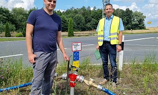 Wasser marsch: Stadtwerke Mitarbeiter Marc Schieck (links) hat heute an einem von insgesamt neun Teststandorten die Aufsicht. Prokurist Jörg Mikus koordiniert das Ganze. - Yannick Sonntag Wasser marsch: Stadtwerke Mitarbeiter Marc Schieck (links) hat heute an einem von insgesamt neun Teststandorten die Aufsicht. Prokurist Jörg Mikus koordiniert das Ganze. - Yannick Sonntag