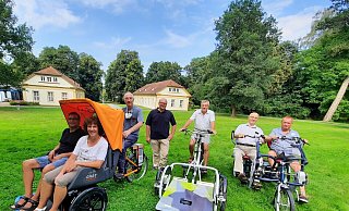 Mohammad Gul (von links), Susanne Koch, Wim de Ridder, Alexander Kandlen, Rainer Pielsticker, Bernd Munko und Detlev Hildebrandt beim Start des Rikscha-Projektes im Jahr 2020. Inzwischen ist in jedem Stadtteil eine Rikscha stationiert. Archivfoto: Michaela Weiße - Michaela Weiße(LZ) Mohammad Gul (von links), Susanne Koch, Wim de Ridder, Alexander Kandlen, Rainer Pielsticker, Bernd Munko und Detlev Hildebrandt beim Start des Rikscha-Projektes im Jahr 2020. Inzwischen ist in jedem Stadtteil eine Rikscha stationiert. Archivfoto: Michaela Weiße - Michaela Weiße(LZ)