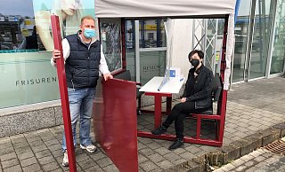 Markus Rausch und Andrea Sindermann mit der Konstruktion, die vor Infektionen schützen soll. - Sven Kienscherf Markus Rausch und Andrea Sindermann mit der Konstruktion, die vor Infektionen schützen soll. - Sven Kienscherf