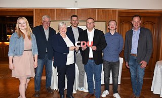 Der neue Vorstand mit (von links nach rechts): Schatzmeisterin Esther Engelke, stellvertretendem Vorsitzenden Gerd Lütge, stellvertretender Vorsitzenden Brigitte Herrmann, Mitgliederbeauftragtem Jan Helmut Johanning, Vorsitzendem Frederik Topp, Schriftführer Nick Zimmermann und stellvertretendem Vorsitzenden Klaus Hansen. - CDU Lage