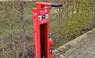 Mit Mitteln aus dem Verfügungsfonds sowie einer Spende des Rotary Clubs Detmold-Oerlinghausen konnte die Service-Station für Fahrradfahrer am Marktplatz aufgebaut werden. - Gemeinde Leopoldshöhe