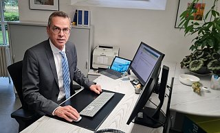 Ein Jahr hat er noch auf diesem Stuhl im Schiederaner Rathaus. Was Jörg Bierwirth danach macht, weiß er allerdings noch nicht. - Marianne Schwarzer