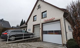 Im Dachgeschoss des Feuerwehrger&auml;tehauses in Bentorf k&ouml;nnte nach Vorstellung der Gemeinde ein Jugendraum entstehen. Der w&auml;re &uuml;ber eine bereits vorhandene Treppe an der Seite erreichbar. - Gemeinde Kalletal