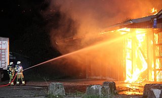 Eine Lagerhalle in der Bad Salzufler Ladestraße stand im September in Flammen. Die Feuerwehr Bad Salzuflen war mit vielen Kräften vor Ort und konnte ein Übergreifen auf angrenzende Gebäudeteile verhindern. Foto: Daniel Hobein / Feuerwehr Bad Salzuflen - Feuerwehr Bad Salzuflen