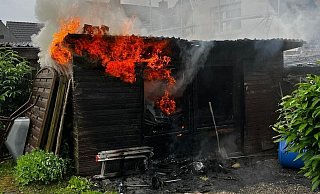 Dieser Holzschuppen neben einem Carport geriet am Dienstag in Brand. - Feuerwehr Barntrup