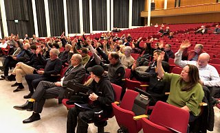 Der "Moment der Wahrheit": Der Stadtrat stimmt in der Konzerthalle über den Doppelhaushalt ab (im Vordergrund die CDU-Fraktion). - Thomas Reineke