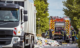 Die Feuerwehr musste in Oerlinghausen ein brenndes Müllauto löschen. - FreitagTV Die Feuerwehr musste in Oerlinghausen ein brenndes Müllauto löschen. - FreitagTV