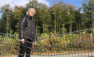 Veronika Luhmann vor ihrem demolierten Zaun an der Fischerbergstraße. Für den Schaden am Auto ist zum Großteil die Versicherung aufgekommen - allerdings die der Familie, nicht die des Landesverbandes. Die Schiederanerin erwägt juristische Schritte. - Silke Buhrmester Veronika Luhmann vor ihrem demolierten Zaun an der Fischerbergstraße. Für den Schaden am Auto ist zum Großteil die Versicherung aufgekommen - allerdings die der Familie, nicht die des Landesverbandes. Die Schiederanerin erwägt juristische Schritte. - Silke Buhrmester