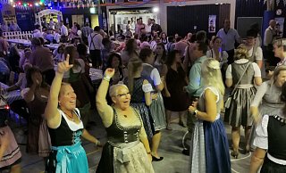 Bomben-Stimmung beim Oktoberfest in Alverdissen: in Dirndl und Lederhose feierten die Gäste bis zum frühen Morgen. - Sylvia Frevert