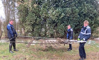 Die Tauchergruppe der Freiwilligen Feuerwehr Lemgo fand einen Bauzaun in der Bega. - Alte Hansestadt Lemgo