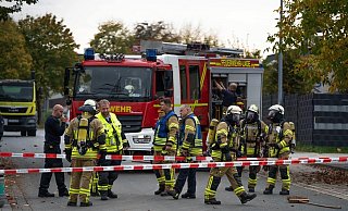 Einsatzkräfte in Lage am Recyclinghof: Ein Mittel zum Vertreiben von Maulwürfen reagierte mit Wasser, was Rauch hervorrief. Zunächst war die Ursache aber völlig unklar. - Tim Freitag