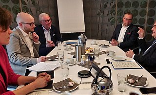 Innenminister Herbert Reul (rechts) mit LZ-Geschäftsführer Max Giesdorf, LZ-Chefredakteur Dirk Baldus sowie den Redakteuren Lukas Brekenkamp und Janet König (von rechts) beim Interview im Medien Centrum Giesdorf. - Jörg Hagemann