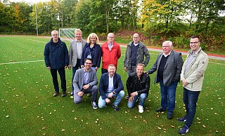 Über das neue Grün freuen sich Frank Eberhard (hinten, von links), Frank Meier, Ricarda Kuhfuß, Markus Krause, Stefan Dubbert, Alfred Arndt und Sebastian Wöhler sowie Manuel Reese (vorne, von links), Carlo Eggers und Peter Hansmeier. - Nicole Ellerbrake Über das neue Grün freuen sich Frank Eberhard (hinten, von links), Frank Meier, Ricarda Kuhfuß, Markus Krause, Stefan Dubbert, Alfred Arndt und Sebastian Wöhler sowie Manuel Reese (vorne, von links), Carlo Eggers und Peter Hansmeier. - Nicole Ellerbrake