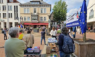 Nur wenige waren dem Aufruf Freitagnachmittag gefolgt. Das "Lagenser Bündnis gegen Rechts" warb vor darum, bei der EU-Wahl die Stimme abzugeben, um die Demokratie zu stärken - "und die richtigen Parteien zu unterstützen".. - Astrid Sewing Nur wenige waren dem Aufruf Freitagnachmittag gefolgt. Das "Lagenser Bündnis gegen Rechts" warb vor darum, bei der EU-Wahl die Stimme abzugeben, um die Demokratie zu stärken - "und die richtigen Parteien zu unterstützen".. - Astrid Sewing