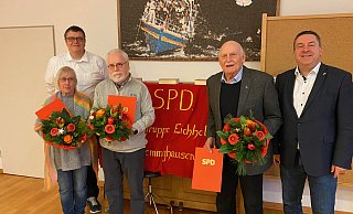 Eingerahmt zwischen dem SPD-Ortsvorsitzenden Andreas Schmid (hinten) und Landrat Dr. Axel Lehmann: Die Jubilare Monika und Udo Kästing sowie Günter Klare (von links). - Klaus Brand