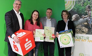 Präsentieren die neue Rallye: Franz-Gerd Brökel (Sparkasse), Stefanie Hütte (Landesverband), Oliver Bekiersch (Sparkasse) und Dörte Pieper (Naturpark Teutoburger Wald/Eggegebirge, von links). - Naturpark Teutoburger Wald/Eggegebirge Präsentieren die neue Rallye: Franz-Gerd Brökel (Sparkasse), Stefanie Hütte (Landesverband), Oliver Bekiersch (Sparkasse) und Dörte Pieper (Naturpark Teutoburger Wald/Eggegebirge, von links). - Naturpark Teutoburger Wald/Eggegebirge
