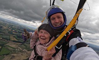 Sprung aus 4000 Metern Höhe: Annelies Schäfermann aus Pivitsheide hat es wieder getan, diesmal mit Tandempartner Peter Bowes. Das Geschenk bekam die rüstige Rentnerin zum 90. Geburtstag, - Fallschirmsport Damme Sprung aus 4000 Metern Höhe: Annelies Schäfermann aus Pivitsheide hat es wieder getan, diesmal mit Tandempartner Peter Bowes. Das Geschenk bekam die rüstige Rentnerin zum 90. Geburtstag, - Fallschirmsport Damme