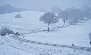 Die Hohensonner Straße in Extertal am Montagnachmittag: Der Schnee bleibt auf der Straße und den Feldern liegen. - Freitag-TV
