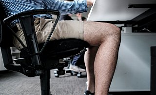 In manchen Branchen sind Kostüm und Anzug noch immer gern gesehen. Auf Krawatten hingegen wird vielfach verzichtet. Und was ist mit der kurzen Hose? - (c) Copyright 2018, dpa (www.dpa.de). Alle Rechte vorbehalten In manchen Branchen sind Kostüm und Anzug noch immer gern gesehen. Auf Krawatten hingegen wird vielfach verzichtet. Und was ist mit der kurzen Hose? - (c) Copyright 2018, dpa (www.dpa.de). Alle Rechte vorbehalten