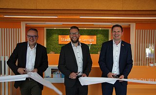 Durchschneiden das Band: Bürgermeister Markus Baier (von links), Vertriebsleiter Hauke Hillebrenner und Stadtwerke-Geschäftsführer Matthias Sasse weihen das neue Kundencentrum ein. - Katrin Kantelberg