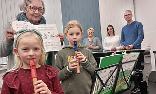 Lea Siefert (7, links) und Annabell Schrader (7) lernen seit einem Jahr das Blockflötenspiel bei Musikschullehrerin Marijke van der Glas. Stolz auf die Leistung ihrer Kinder sind die Eltern Anke Siefert (hinten von links) sowie Jennifer und Björn Schrader. - Michaela Weiße Lea Siefert (7, links) und Annabell Schrader (7) lernen seit einem Jahr das Blockflötenspiel bei Musikschullehrerin Marijke van der Glas. Stolz auf die Leistung ihrer Kinder sind die Eltern Anke Siefert (hinten von links) sowie Jennifer und Björn Schrader. - Michaela Weiße