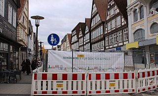 Durch die Bauarbeiten in der Langen Straße war mehrere Wochen ein Teil der Fußgängerzone gesperrt, sodass die Besucher weniger Platz beim Einkaufen zur Verfügung hatten. - Chiara Wibbeke Durch die Bauarbeiten in der Langen Straße war mehrere Wochen ein Teil der Fußgängerzone gesperrt, sodass die Besucher weniger Platz beim Einkaufen zur Verfügung hatten. - Chiara Wibbeke